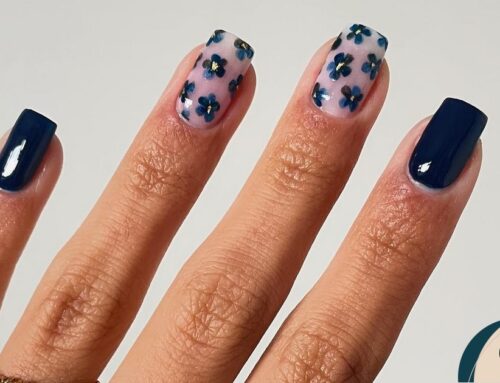 Τι είναι η «Blue Nail Theory;» 8 μπλε manicure που θα αντικαταστήσουν το κλασικό μαύρο βερνίκι