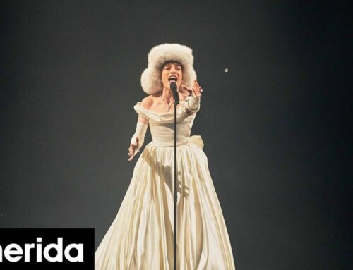 Eurovision 2025: Ο περσινός νικητής, Nemo άνοιξε τον διαγωνισμό τραγουδιού – Ερμήνευσε το The Code με άσπρο νυφικό