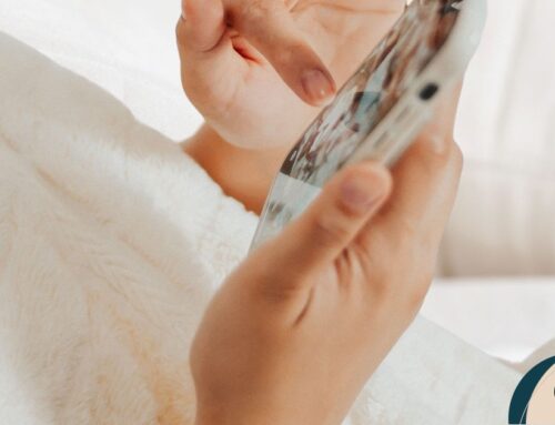 Digital Beauty Talk: Πώς Επηρεάζει το Μπλε Φως την Επιδερμίδα σου;