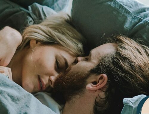 Morning sex vs Night sex: Ποιο είναι τελικά καλύτερο για το σώμα και τη διάθεση;