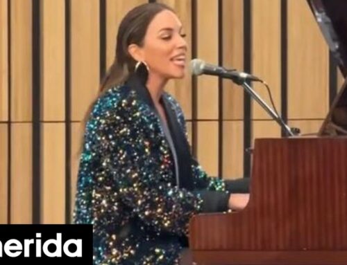Κατερίνα Στικούδη: Τραγούδησε και έπαιξε πιάνο στο προξενείο της Ακτής Ελεφαντοστού στην Ελλάδα [βίντεο]