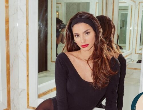 Κορδέλα στα μαλλιά & κόκκινο κραγιόν: Το τέλειο combo για το weekend από την Ηλιάνα Παπαγεωργίου