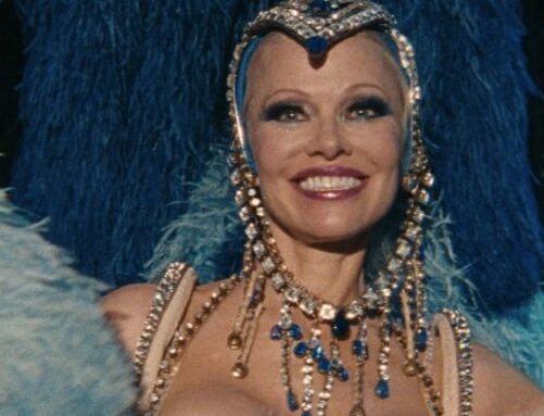 Η Πάμελα Άντερσον αντλεί έμπνευση από τις παλιές κωμωδίες και την Ζαν Μορό