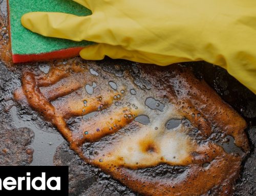 Ειδικός στον καθαρισμό: «Για να γίνει ένα ταψί φούρνου πεντακάθαρο, το μόνο που χρειάζομαι είναι ζεστό νερό, λεμόνι και αλουμινόχαρτο»